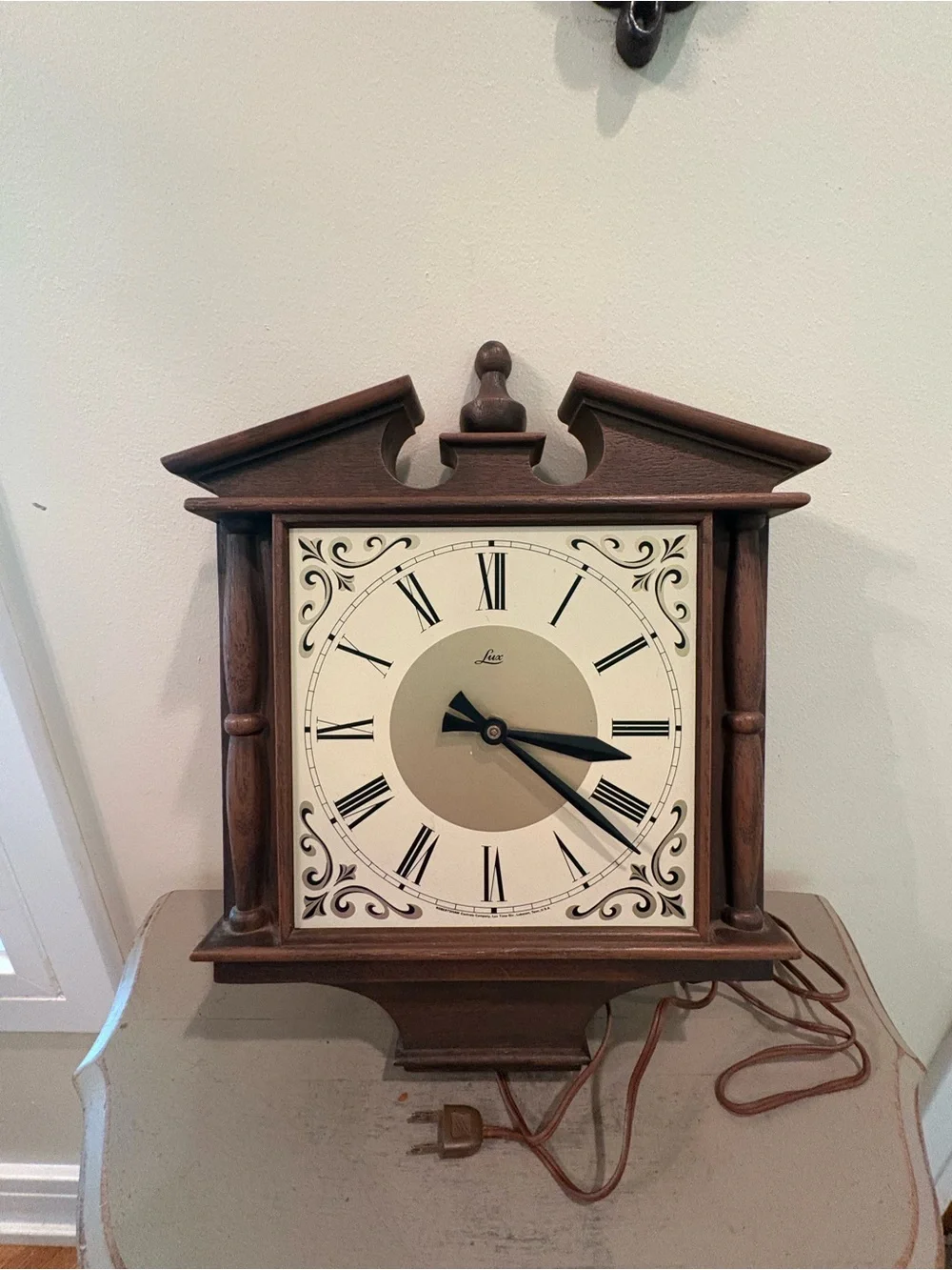 VTG Robert Shaw Plastic Wood Grain Electric Wall Clock